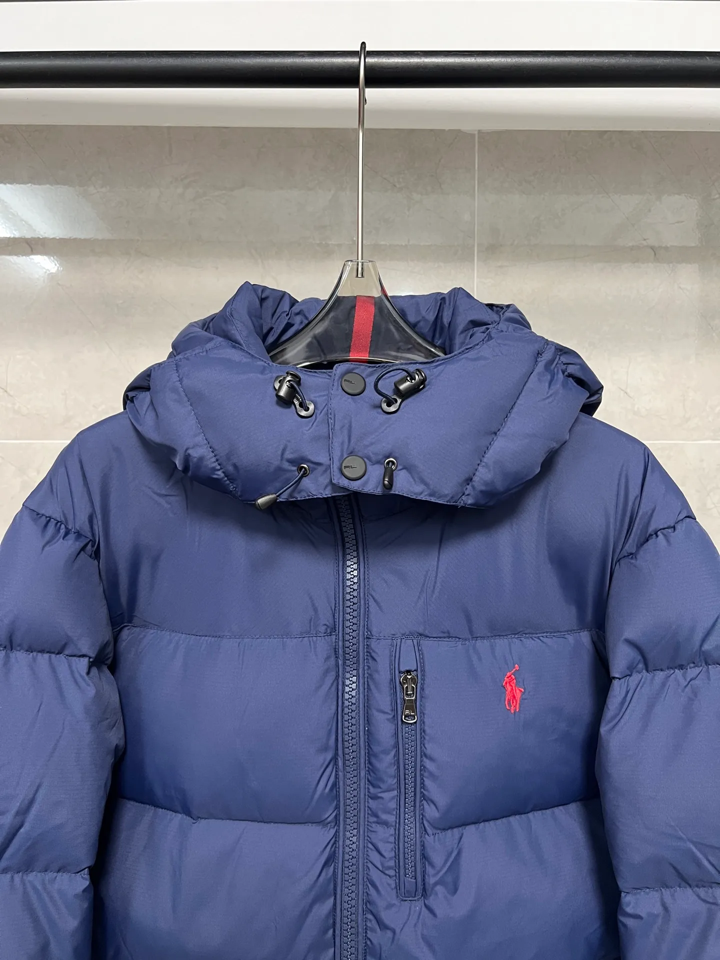 P840 RAH LAUREN Ralph Lauren's new autumn and winter model. Original top 40D waterproof fabric. The interior is made of nylon log double-layer sealing design. The upper body effect is comfortable and soft. The same style as the star. It is filled with 80 white duck down. It has good thermal insulation effect and is light and not heavy. The higher version can be compared at will. Three standards are complete. Color: black blue Size: S M L XL XXL